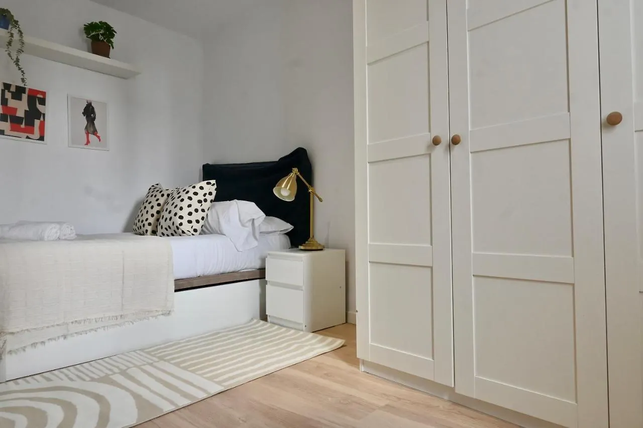Moderno Apartamento Temporal De Dos Dormitorios En Avenida America Ctg101 Madrid 0*,  Spagna